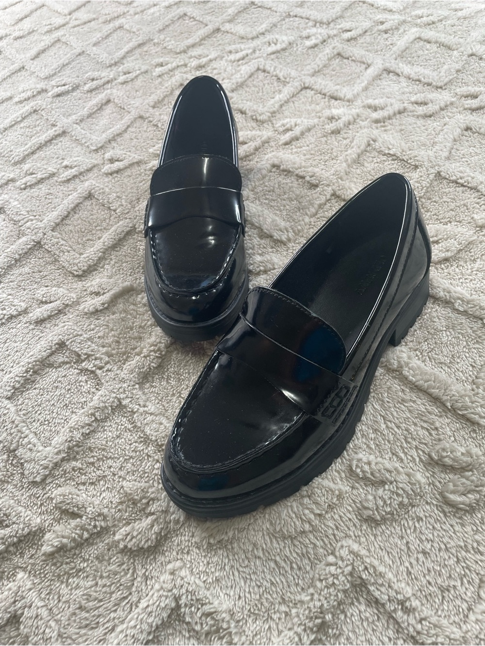 Old Navy Black Patent Chunky Loafers
Sz 7